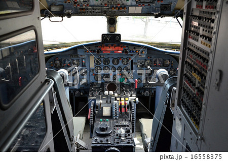 飛行機のコックピット 16558375