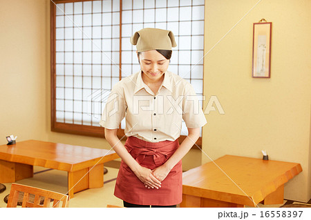 お辞儀する店員 16558397