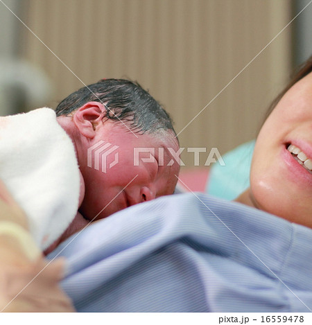 出産 赤ちゃん お母さん 新生児 プレママ 初産 誕生 分娩 命 産婦人科 乳児 病院 の写真素材