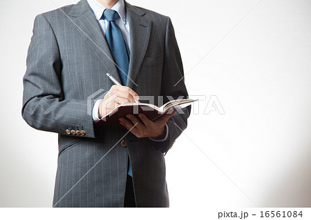 スケジュールを確認するビジネスマン 16561084