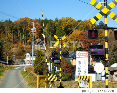 田舎の踏切の写真素材