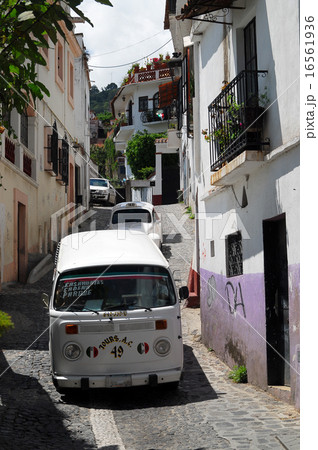 メキシコ　タスコ　路地を走る乗り合いバスとタクシー 16561936