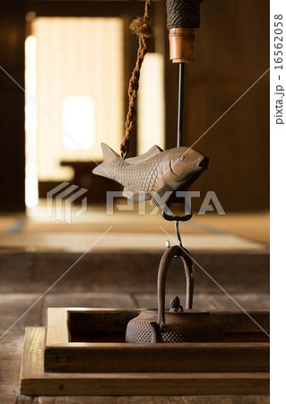 囲炉裏と自在鉤　 16562058