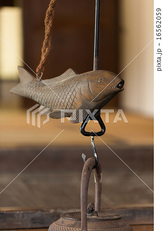 囲炉裏と自在鉤　 16562059