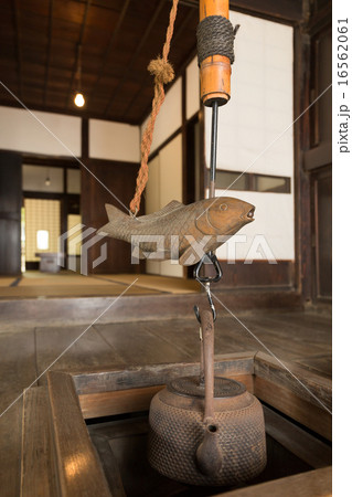 囲炉裏と自在鉤　 16562061