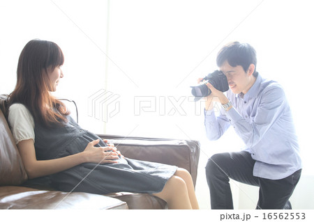 妊婦の妻を撮影する夫のイメージ画像 妊婦の妻を撮影する夫のイメージ画像 16562553