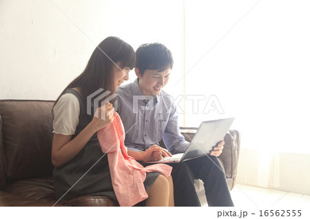 ネット通販でベビー用品を購入する夫婦イメージの画像 16562555