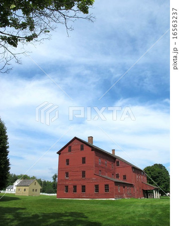 ハンコックシェーカービレッジ博物館赤レンガ色のブリックドウェリング信者住宅を望む 16563237