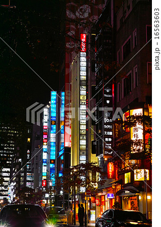 夜の東京銀座のクラブ街の写真素材