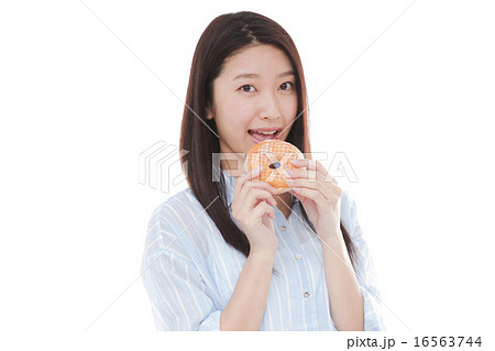 ドーナツを食べる女性の写真素材