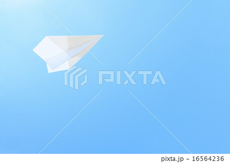 透き通った青空に舞う紙飛行機 16564236