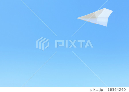 透き通った青空に舞う紙飛行機 16564240