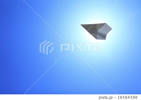 透き通った青空に舞う紙飛行機 16564398