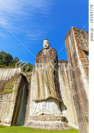 大谷平和観音と青空 16564778