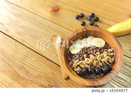 アサイーボウルと木のテーブル 16564977