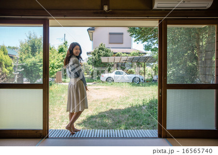 縁側から室内を見る女性の写真素材