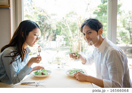 レストランで食事をする男女の写真素材