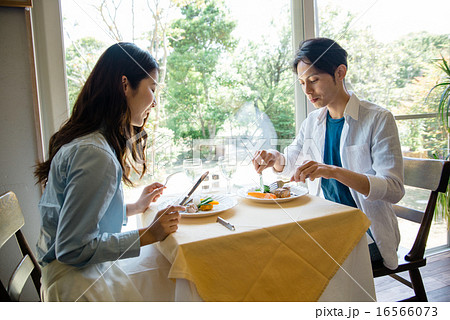 レストランで食事をする男女の写真素材
