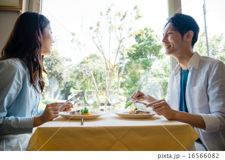 レストランで食事をする男女の写真素材