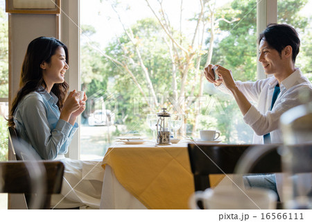 レストランで食事をする男女の写真素材