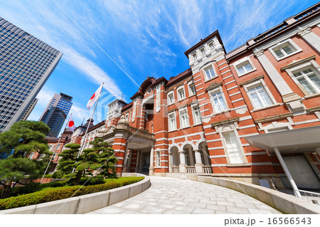 東京駅丸の内中央口と青空の写真素材