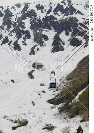 残雪の立山黒部アルペンルート　立山ロープウェイ　大観峰駅とゴンドラ 16566717