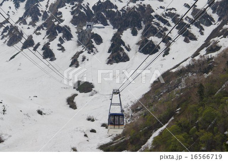 残雪の立山黒部アルペンルート 立山ロープウェイ 大観峰駅とゴンドラ 残雪の立山黒部アルペンルート 立山ロープウェイ 大観峰駅とゴンドラ 16566719