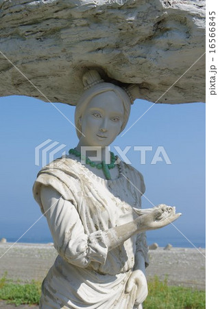 新潟 糸魚川 青海海岸にある沼河比売(ぬなかわひめ)像 新潟 糸魚川 青海海岸にある沼河比売(ぬなかわひめ)像 16566845