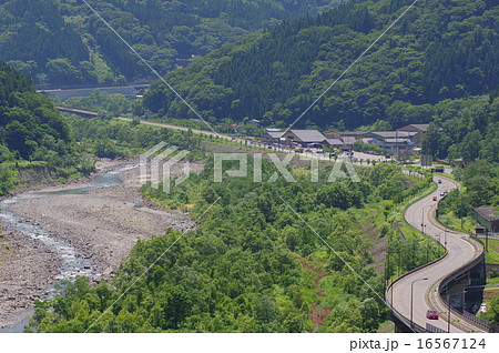 信州　北小谷　国道１４８号　道の駅「おたり」　姫川と国道 16567124