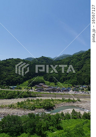 信州　北小谷　国道１４８号　道の駅「おたり」施設遠望（対岸より） 16567127