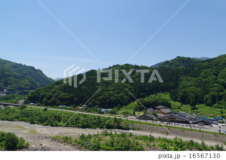 信州　北小谷　国道１４８号　道の駅「おたり」　対岸より施設遠望 16567130