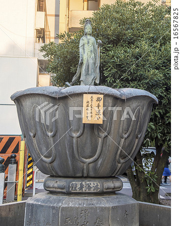 名古屋市にある大須観音の浄水と観音像 16567825