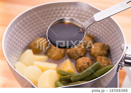 煮物料理に醤油で味付け 16568366