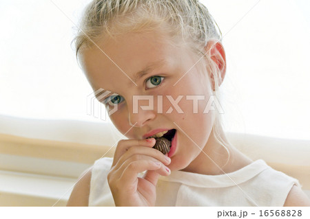 Eating cute girl 16568828