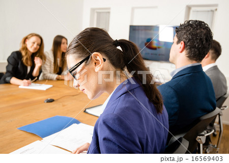 Checking facts during business meeting 16569403