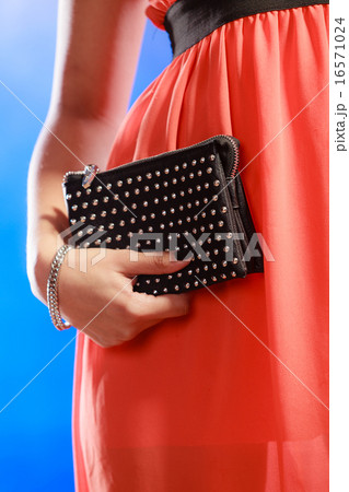 Evening handbag in woman hand 16571024