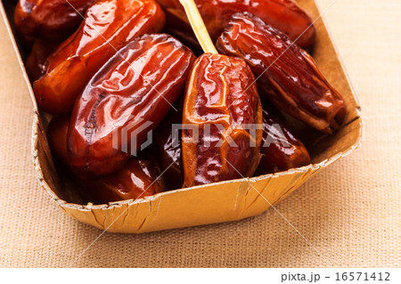 Closeup dried dates fruit 16571412