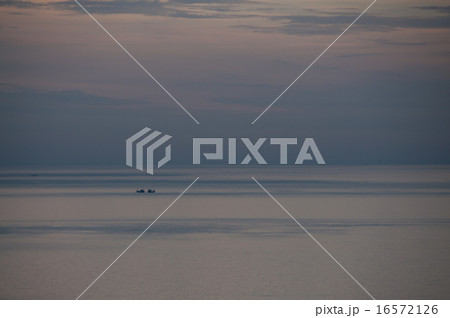 夕暮れのグレーの空と海と二艘の漁船 夕暮れのグレーの空と海と二艘の漁船 16572126