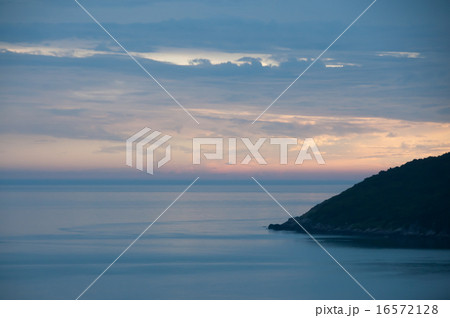 静かな海と夕暮れ 静かな海と夕暮れ 16572128