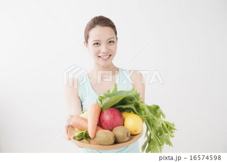野菜を持つ女性 野菜を持つ女性 16574598