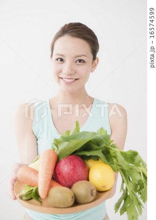 野菜を持つ女性 野菜を持つ女性 16574599