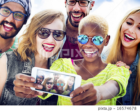 Friends Beach Vacation Summer Selfie Conceptの写真素材 [16574678] - PIXTA