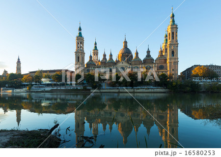 Cathedral from Ebro river in morning. Zaragoza 16580253