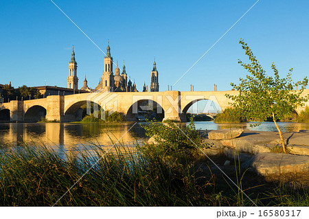 Old stone bridge in sunny morning. Zaragoza 16580317