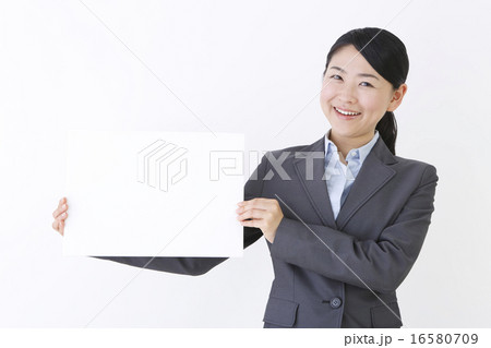 ホワイトボードを持つ女性　　　 16580709