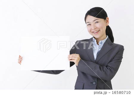 ホワイトボードを持つ女性 ホワイトボードを持つ女性 16580710