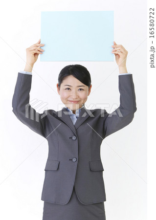 ブルーボードを持つ女性　 16580722