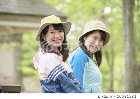 登山をする若い女性 16581531