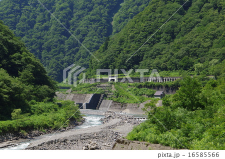 新潟県 姫川渓谷沿い国道１４８号の洞門群 遠望 横 の写真素材