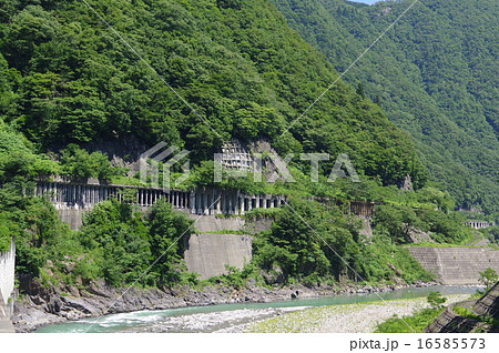 新潟県　姫川渓谷沿い国道１４８号の洞門群　拡大（横） 16585573